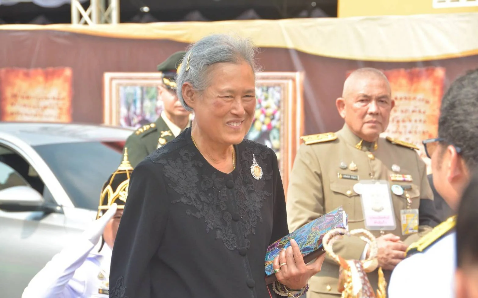 สมเด็จพระกนิษฐาธิราชเจ้า กรมสมเด็จพระเทพรัตนราชสุดา สยามบรมราชกุมารี  เสด็จพระราชดำเนินไปในการพระราชทานเพลิงศพ พระราชวชิรคุณาธาร (ทองดี อนีโฆ)